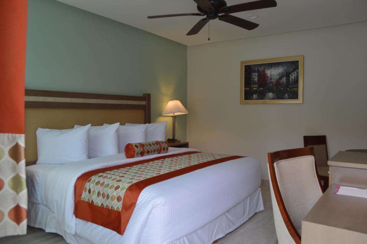 Hotel Villa Magna Poza Rica エクステリア 写真